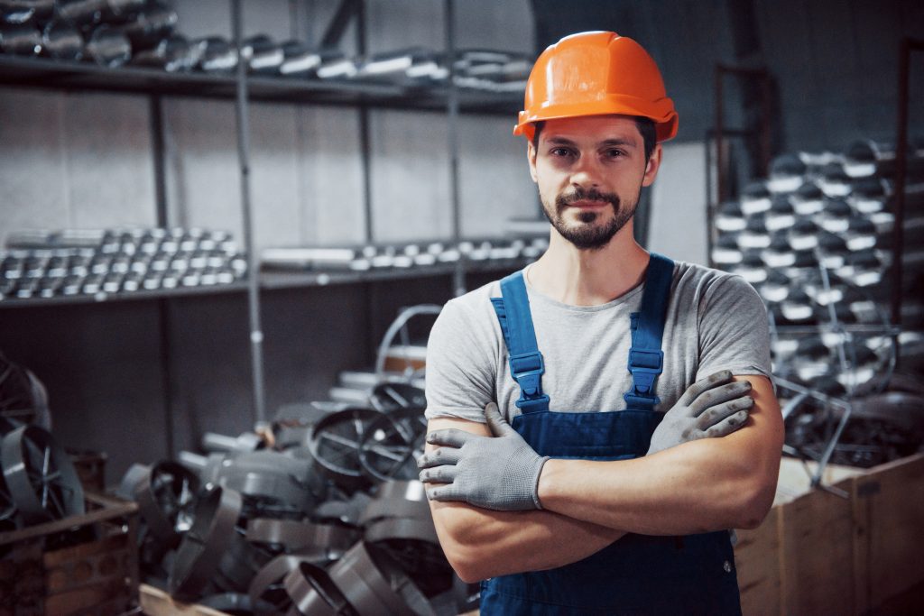 Trabajador en su centro laboral.